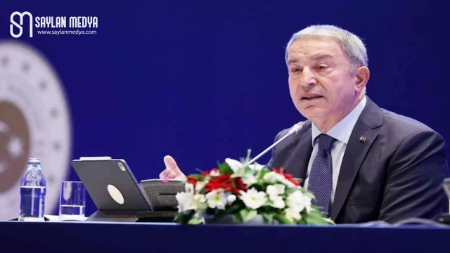 Bakan Akar Yunanistan medyasına çıkıştı! ”Gel seni ben Foça’ya götüreyim!”