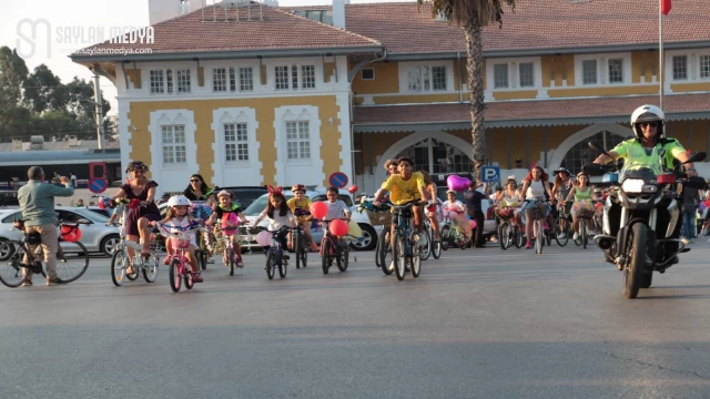 Dünya Otomobilsiz Kentler Günü kapsamında, Süslü Kadınlar Bisiklet Turu Adana’da da gerçekleştirildi