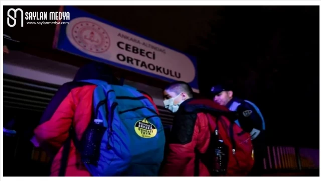 Öğrencilere reflektörlü çıkartma ve kol bandı