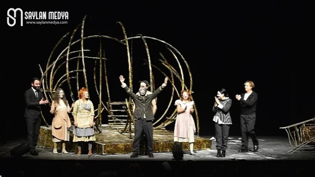 'Tiyatro Kafa’dan yabancılaşmayı anlatan bir oyun; “DÖNÜŞÜM”