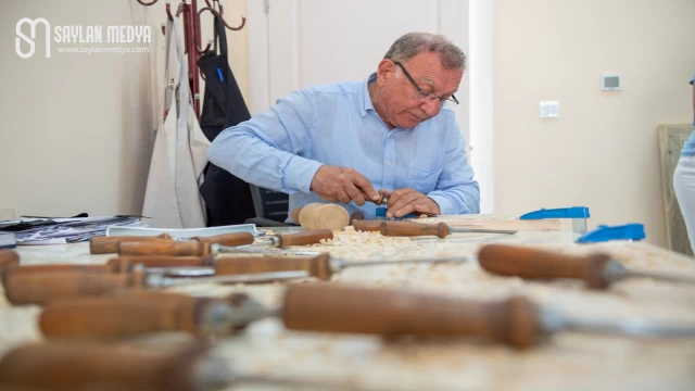 Başkan Akay, Seyhan Sanat Evi bünyesinde açılan atölyede kursiyer oldu