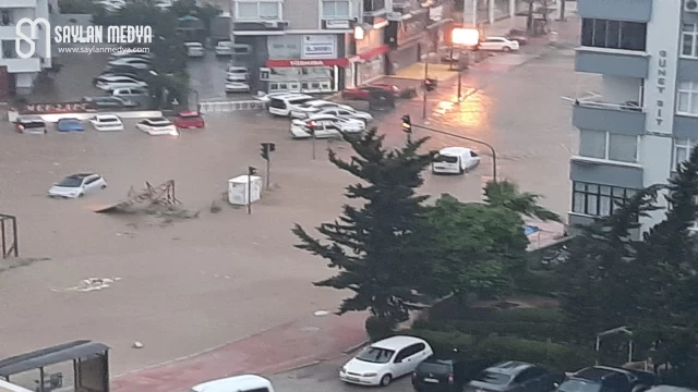 Adana güne sağnak yağmurla uyandı