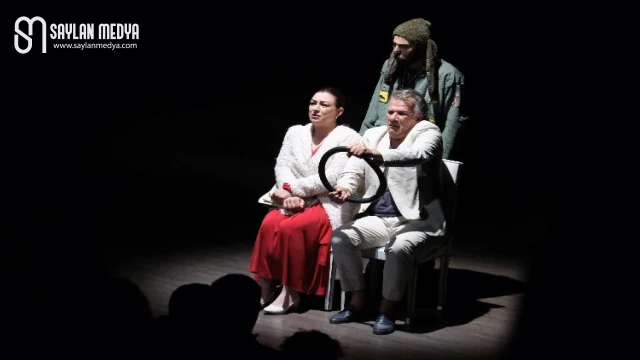 Seyhan Belediyesi'nin oyunu “Köpek, Kadın, Erkek” Bodrum’da sanatseverlerle buluştu