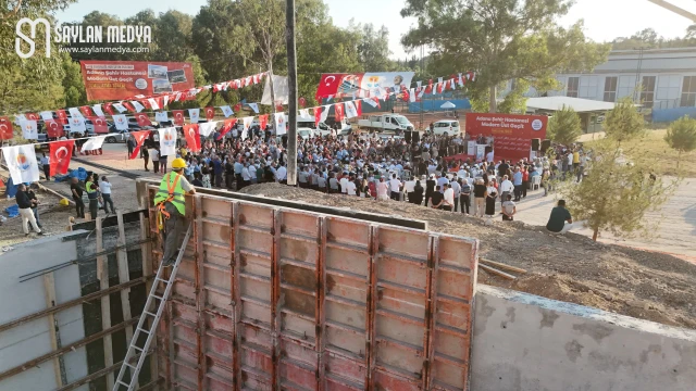Adana’nın ilk yürüyen merdivenli yaya üst geçidinin temeli atıldı 