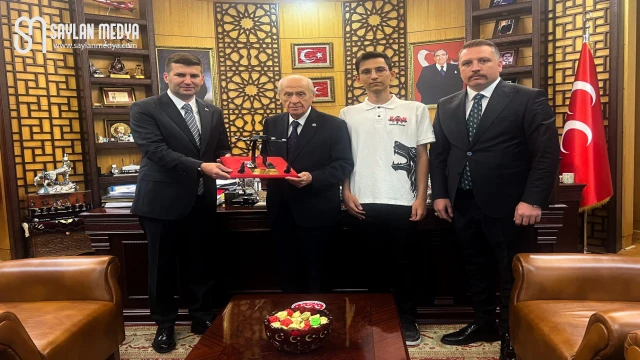 TÜRKHAN İHA Prototipi Devlet Bahçeli’ye takdim edildi