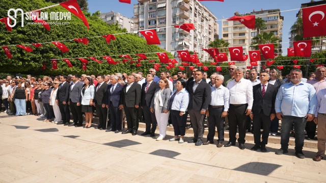 Cumhuriyet Halk Partisi (CHP) Adana İl Başkanlığı, anıta çelenk sunumu töreni gerçekleştirdi