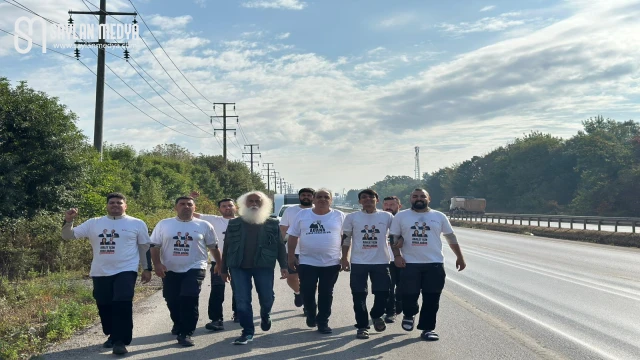 Özgürlük Yürüyüşü başlatan gençlere Hendek’te sanatçı Süavi de katıldı