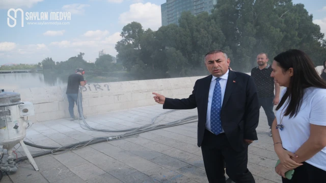 Tarihi Taşköprü’de sprey boya temizliği