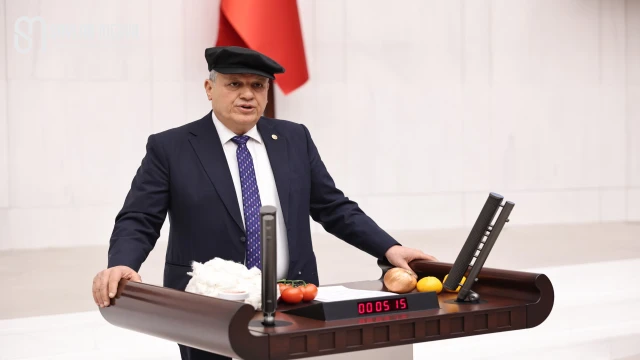 Meclis'te iktidara şapkalı tepki