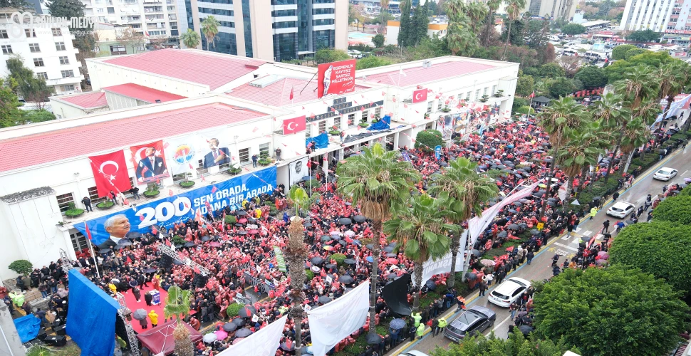 Adanalılar, yağmura rağmen özgürlük ve adalet için toplandı