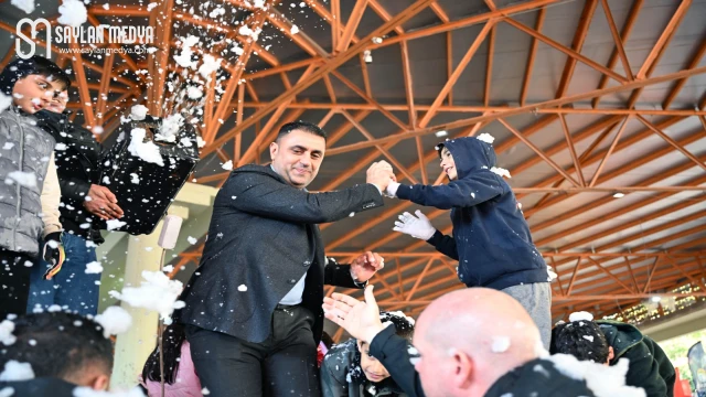 Emrah Kozay'dan Çukurova'lı çocuklara kar sürprizi