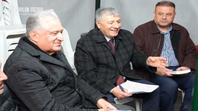 Mustafa Balbay, Adana’da tutuklu belediye başkanları için kurulan Adalet Çadırı’nda halkla buluştu