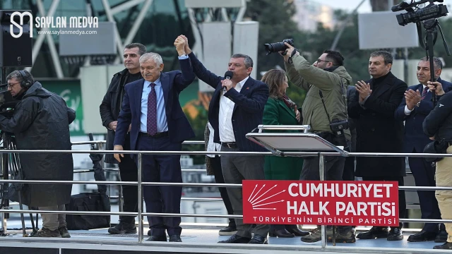 Adanalılar CHP İl binası önünde Zeydan Karalar’la hasret giderdi