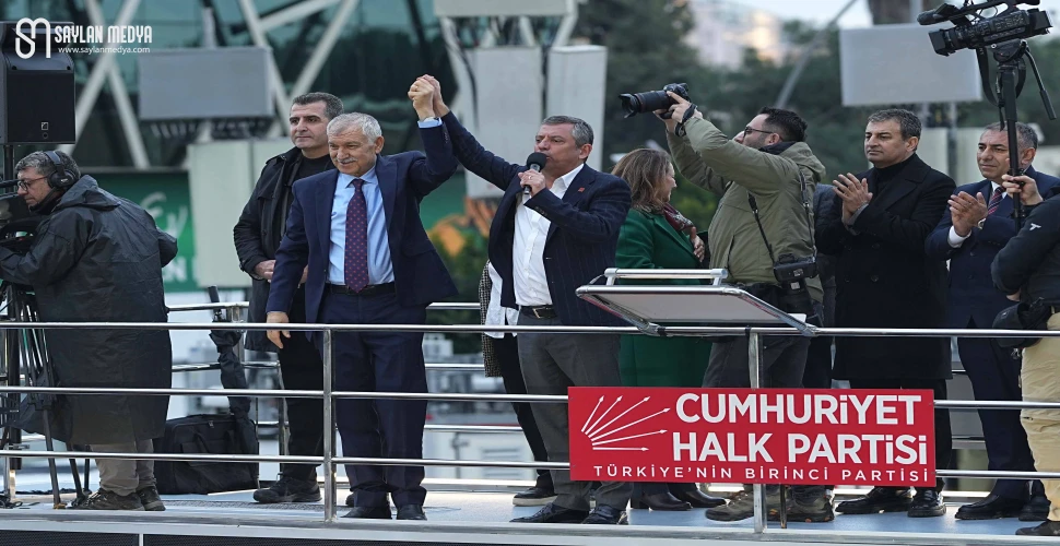 Adanalılar CHP İl binası önünde Zeydan Karalar’la hasret giderdi