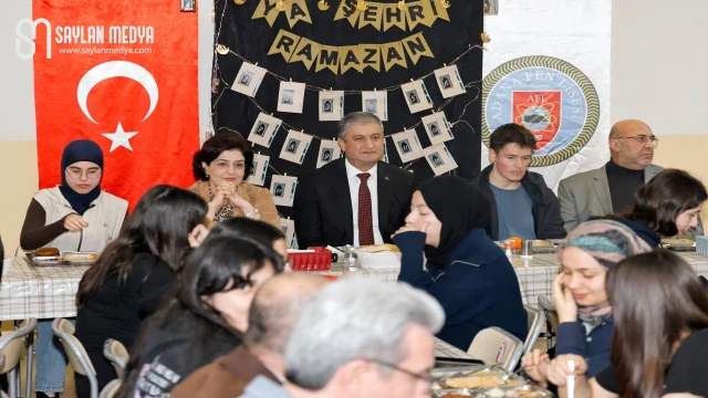 Vali Yavuz ve eşi, Adana Fen Lisesi öğrencilerileriyle iftar yaptı