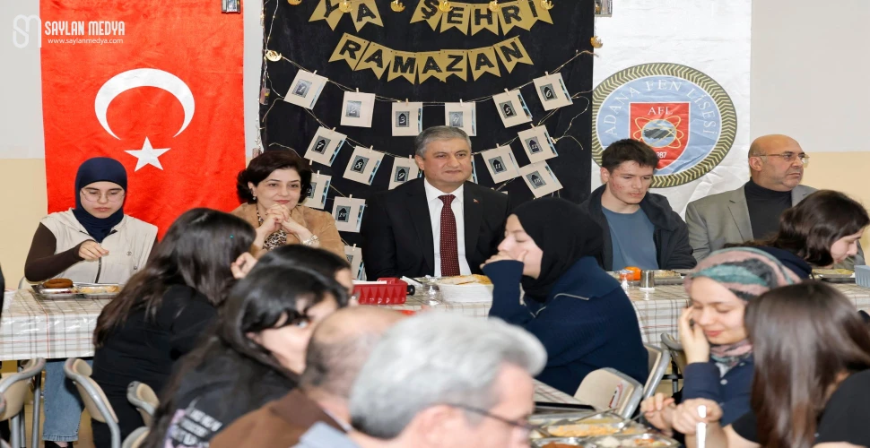 Vali Yavuz ve eşi, Adana Fen Lisesi öğrencilerileriyle iftar yaptı