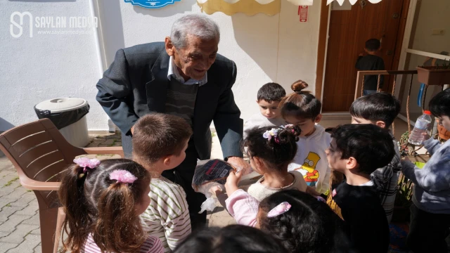 Çukurova Belediyesi’ne bağlı semt kreşlerinde eğitim gören çocuklar, huzurevinde kalan yaşlıları ziyaret etti