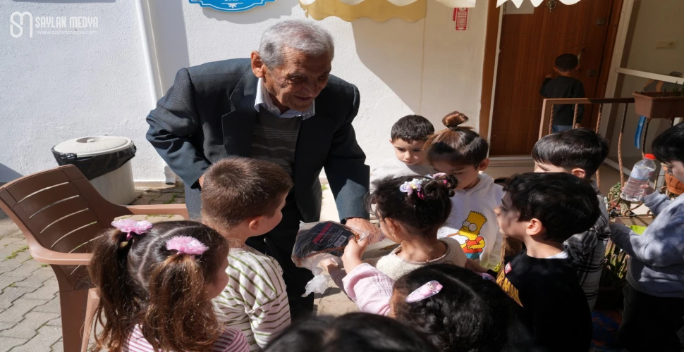 Çukurova Belediyesi’ne bağlı semt kreşlerinde eğitim gören çocuklar, huzurevinde kalan yaşlıları ziyaret etti