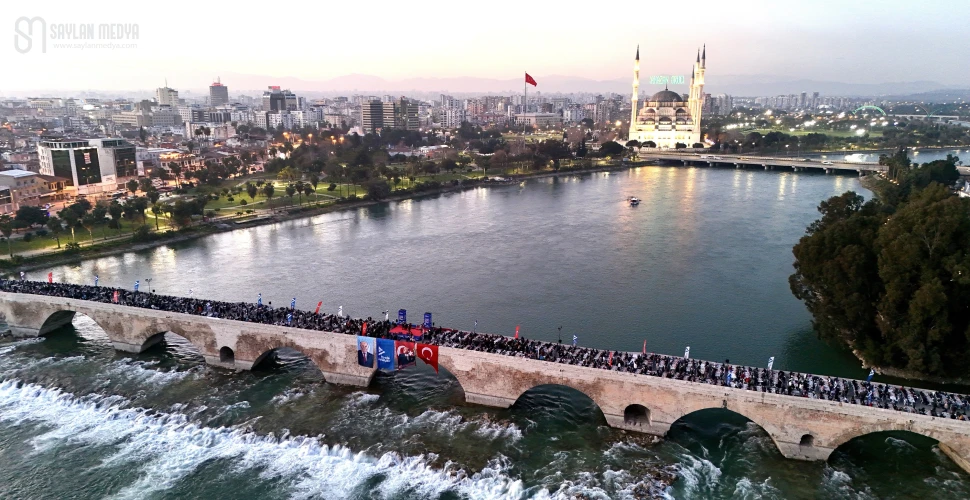 Yüreğir Belediyesi, Taşköprü üzerinde iftar verdi