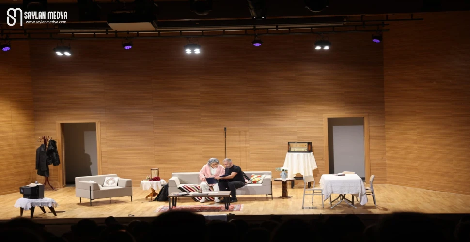 Demans Pratiği Tiyatro Oyunu Adana’da Sahnelendi