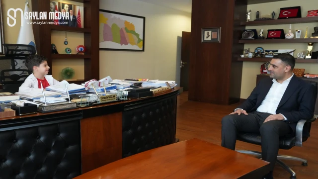 Emrah Kozay makam koltuğunu temsili olarak çocuklara devretti