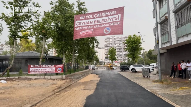 Ceyhan'da asfalt çalışmaları devam ediyor