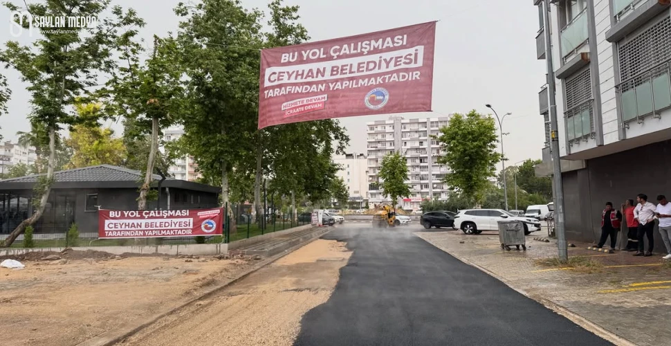 Ceyhan'da asfalt çalışmaları devam ediyor