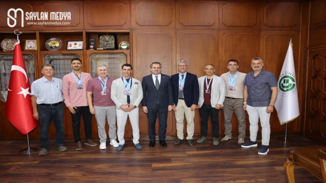 Madalya kazanan akademisyenlerden Rektör Beriş’e ziyaret