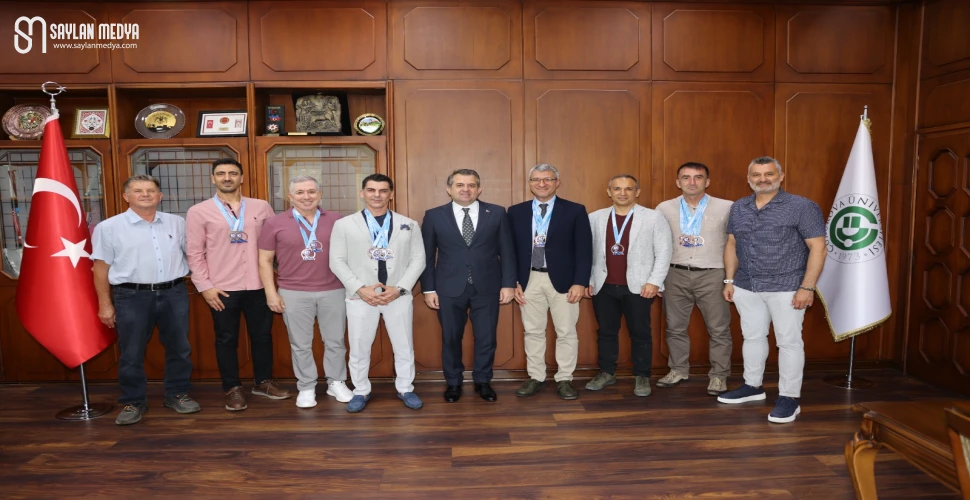 Madalya kazanan akademisyenlerden Rektör Beriş’e ziyaret