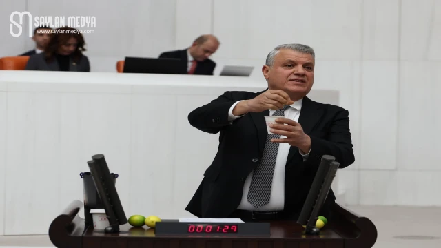 Kürsüye limonla çıktı, acı gerçekleri haykırdı