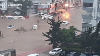 Adana güne sağnak yağmurla uyandı
